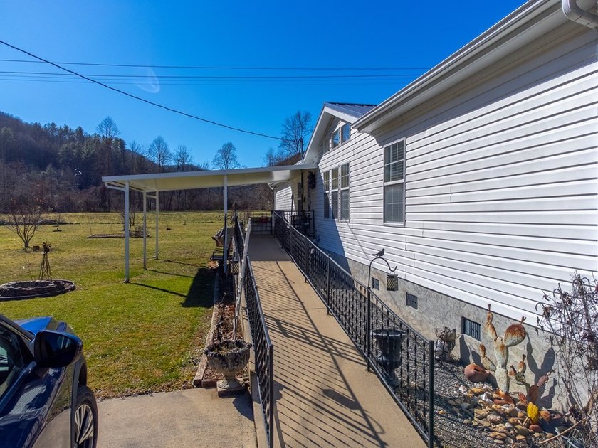 This spacious and beautifully updated 3 bedroom with a bonus - photo 45