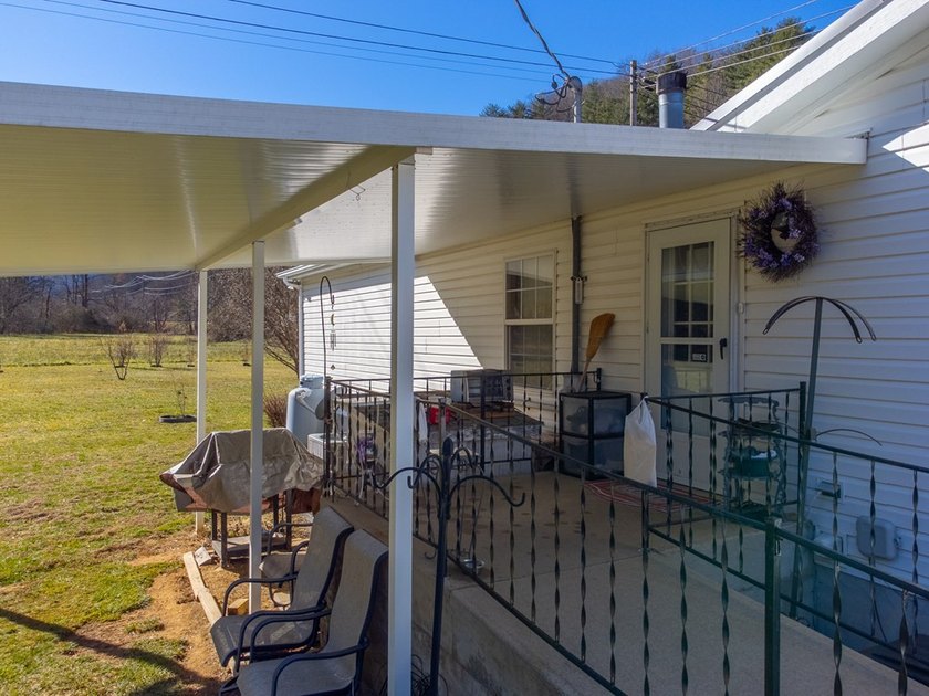 This spacious and beautifully updated 3 bedroom with a bonus - photo 46