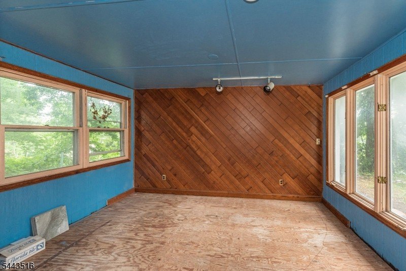 Move in ready opportunity! Refreshed and newly painted 4-bedroom - photo 19