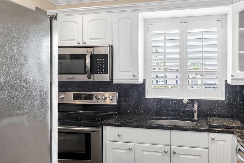 Welcome to this beautifully updated villa, featuring a spacious - photo 17
