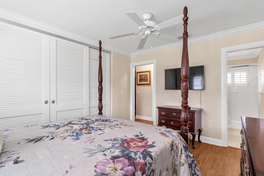 Welcome to this beautifully updated villa, featuring a spacious - photo 24