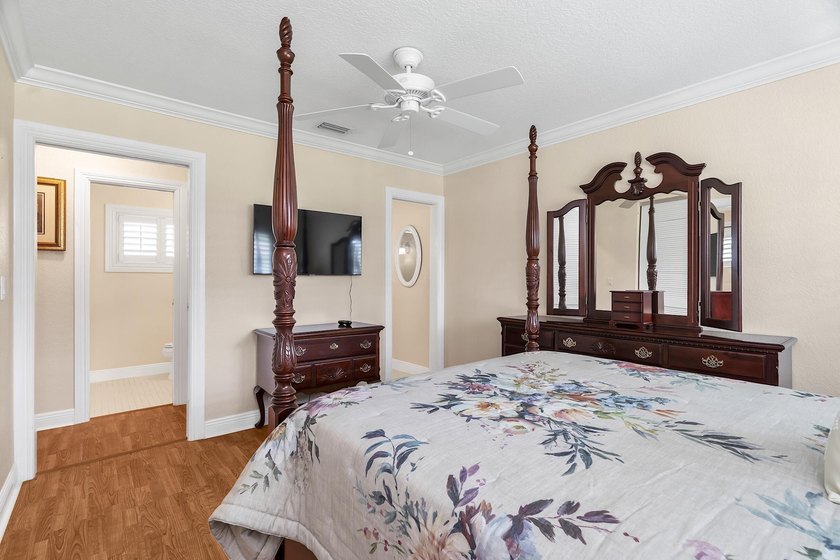 Welcome to this beautifully updated villa, featuring a spacious - photo 25