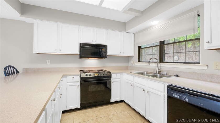 Opportunity to have a 6 bedroom condo is RARE! 6 bedrooms &amp; 3 - photo 11