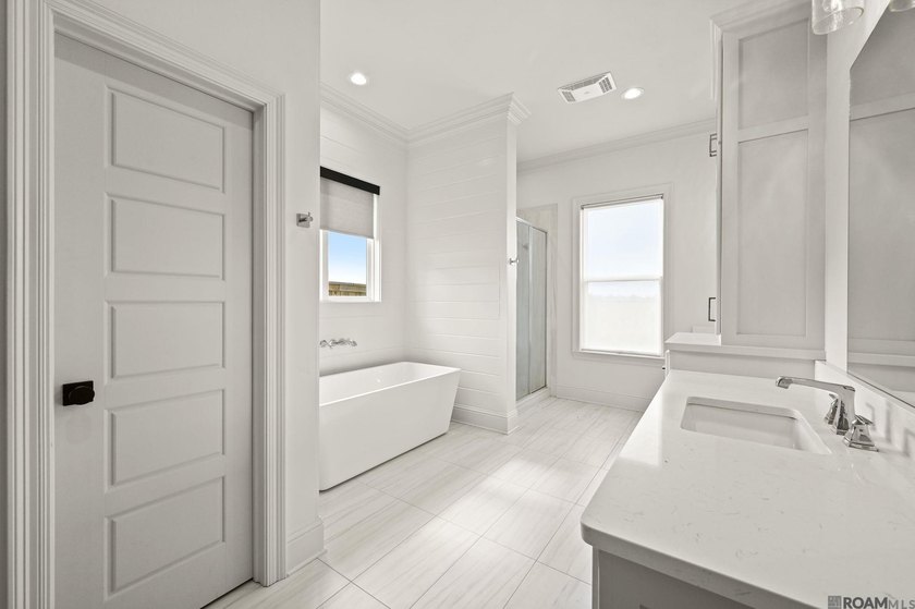 Experience exceptional design and craftsmanship in this modern - photo 12