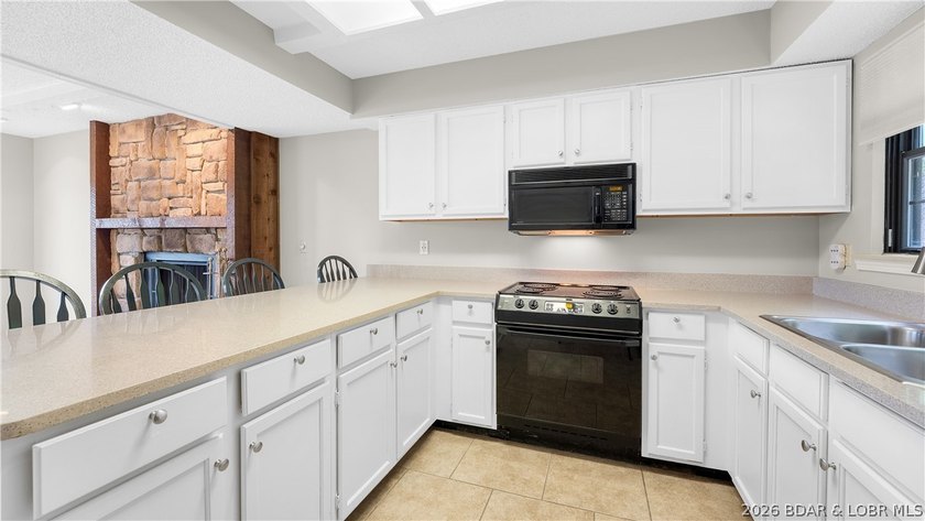 Opportunity to have a 6 bedroom condo is RARE! 6 bedrooms &amp; 3 - photo 38
