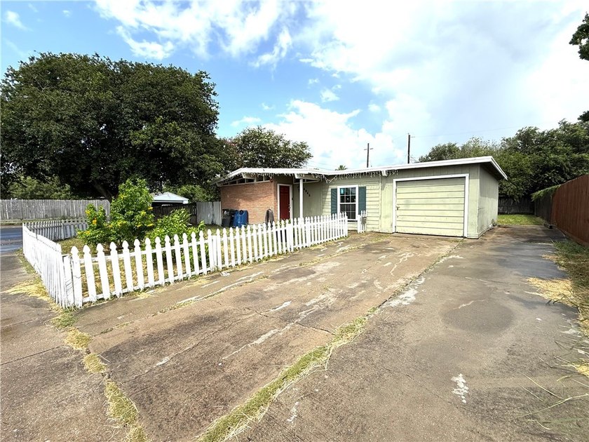Investment opportunity with plenty of potential! This 3-bedroom - photo 3
