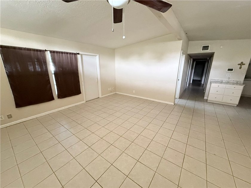 Investment opportunity with plenty of potential! This 3-bedroom - photo 5