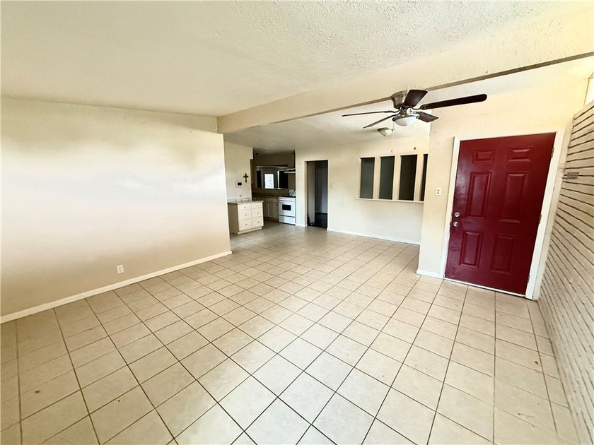 Investment opportunity with plenty of potential! This 3-bedroom - photo 6