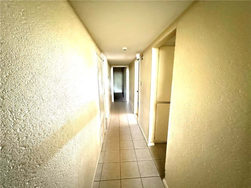 Investment opportunity with plenty of potential! This 3-bedroom - photo 8
