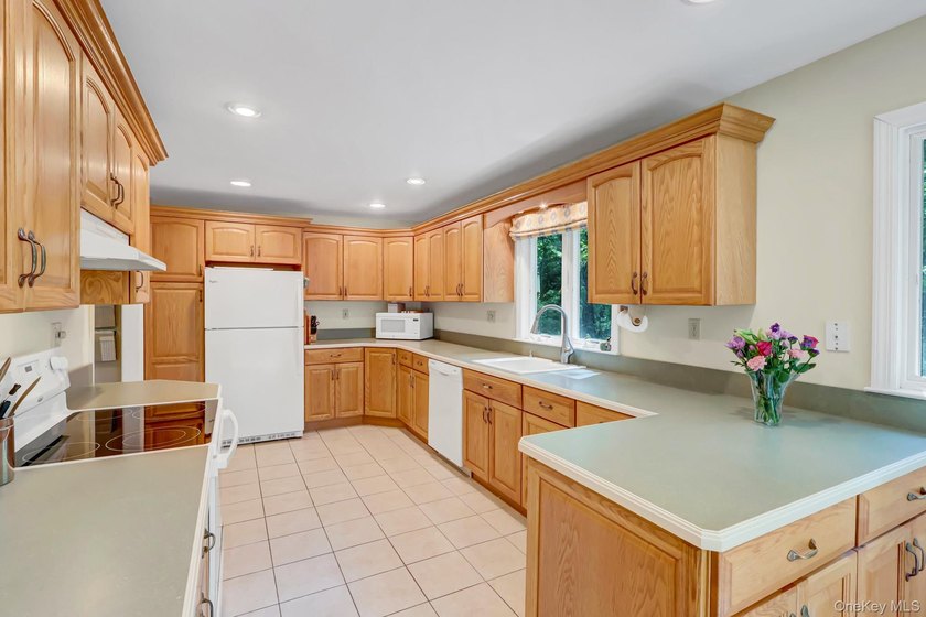 Welcome to 16 Maplewood Drive, Northport - privately set on a - photo 12