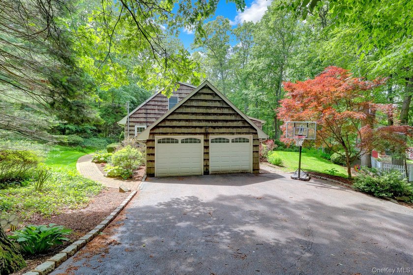 Welcome to 16 Maplewood Drive, Northport - privately set on a - photo 31