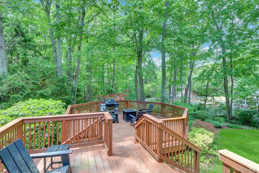 Welcome to 16 Maplewood Drive, Northport - privately set on a - photo 34