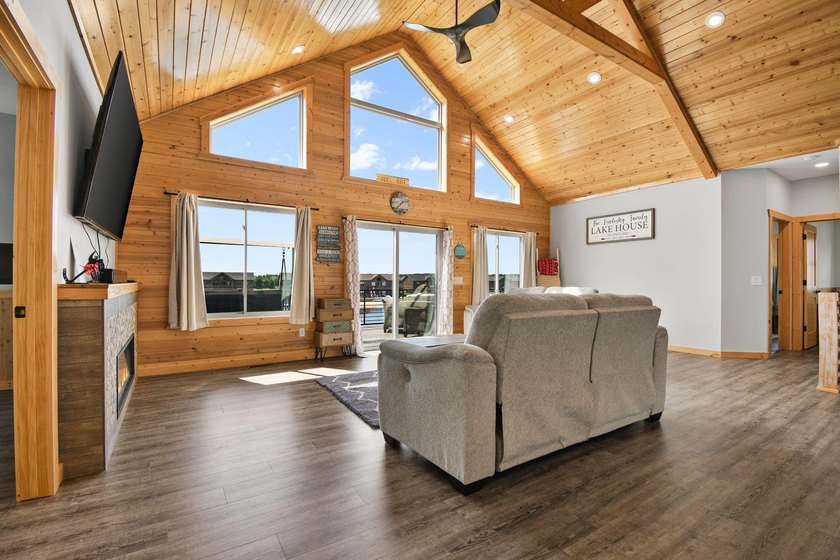 Custom built lake home on Island Lake! Featuring 5 bedrooms, 3 - photo 11