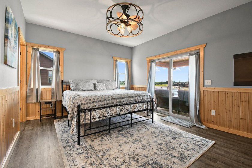 Custom built lake home on Island Lake! Featuring 5 bedrooms, 3 - photo 12