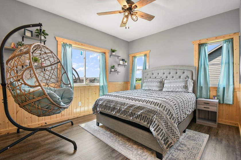 Custom built lake home on Island Lake! Featuring 5 bedrooms, 3 - photo 15