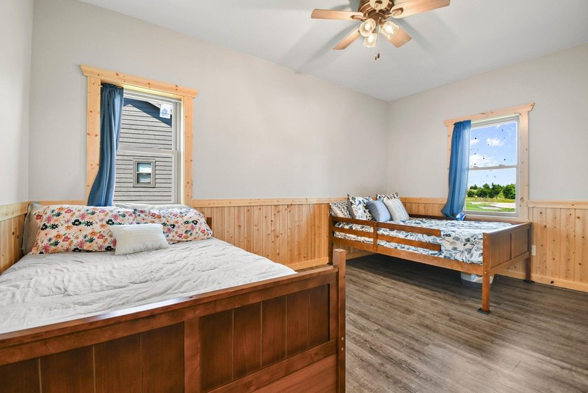 Custom built lake home on Island Lake! Featuring 5 bedrooms, 3 - photo 16