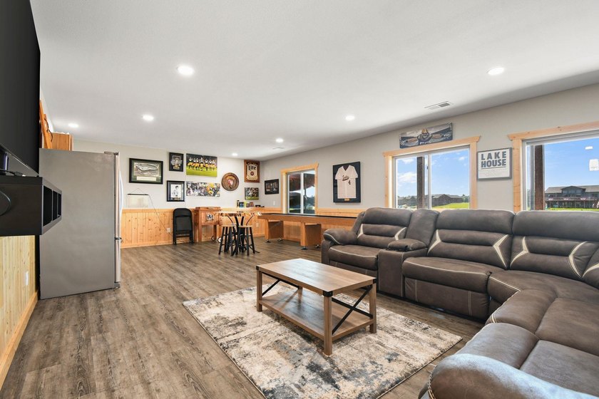 Custom built lake home on Island Lake! Featuring 5 bedrooms, 3 - photo 18