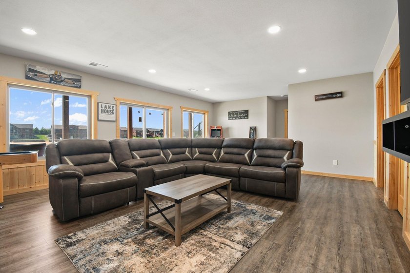 Custom built lake home on Island Lake! Featuring 5 bedrooms, 3 - photo 19
