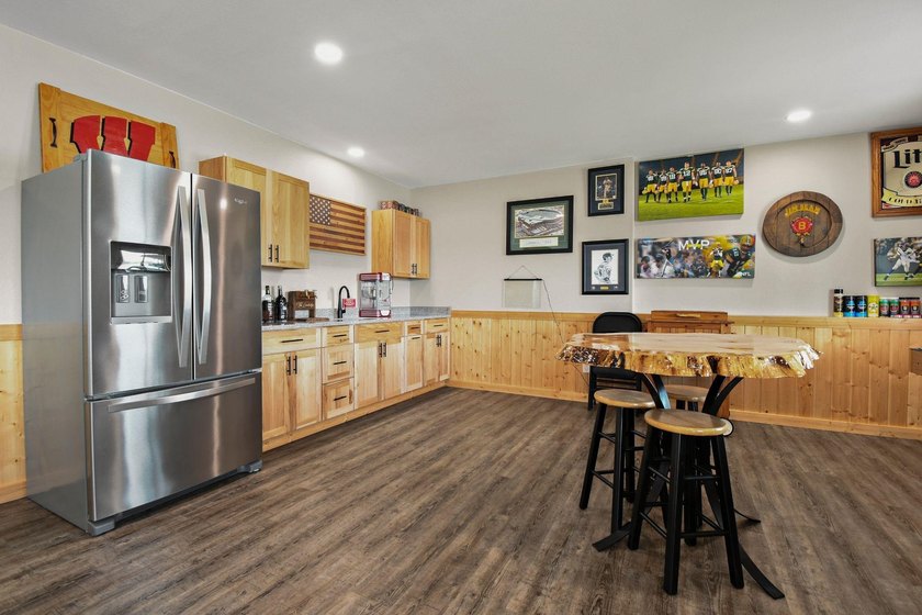 Custom built lake home on Island Lake! Featuring 5 bedrooms, 3 - photo 21