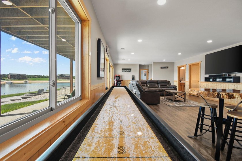 Custom built lake home on Island Lake! Featuring 5 bedrooms, 3 - photo 22