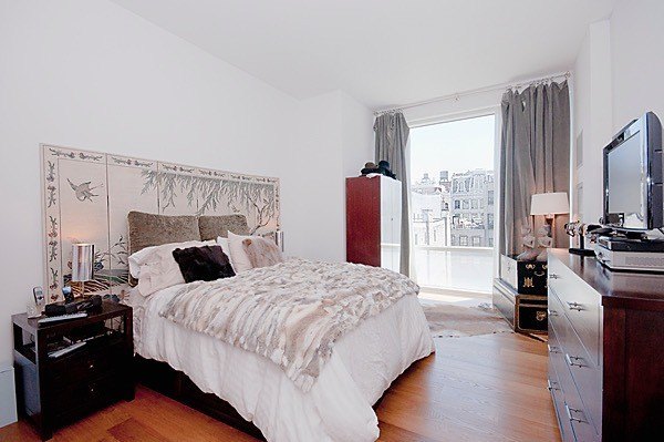 Perched above the cobblestoned, tree-lined stretch of historic - photo 4
