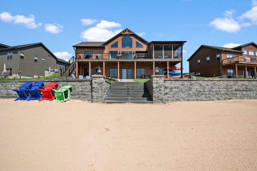 Custom built lake home on Island Lake! Featuring 5 bedrooms, 3 - photo 28