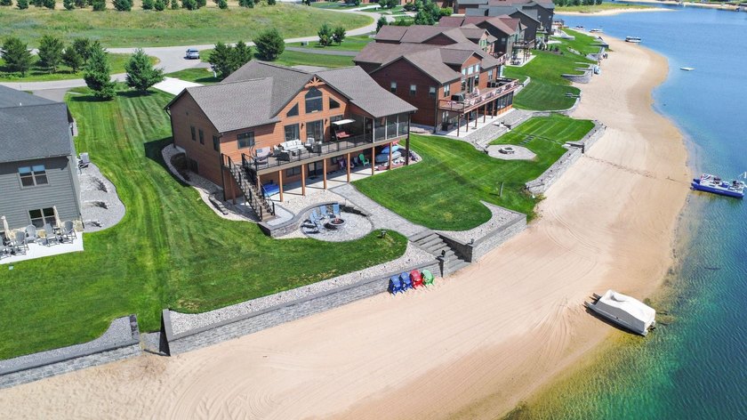 Custom built lake home on Island Lake! Featuring 5 bedrooms, 3 - photo 30