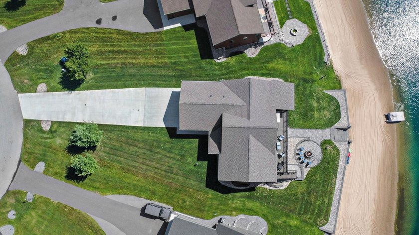 Custom built lake home on Island Lake! Featuring 5 bedrooms, 3 - photo 32