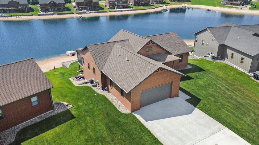 Custom built lake home on Island Lake! Featuring 5 bedrooms, 3 - photo 35