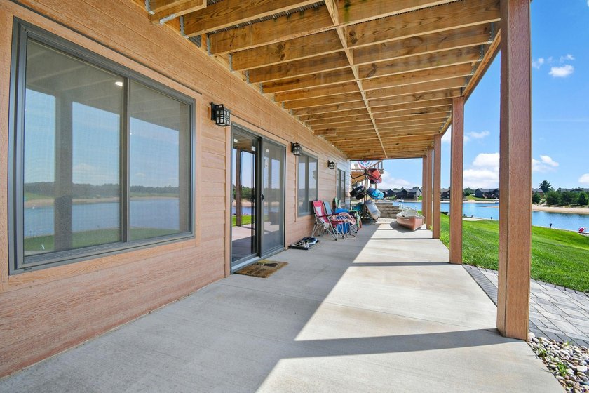 Custom built lake home on Island Lake! Featuring 5 bedrooms, 3 - photo 38