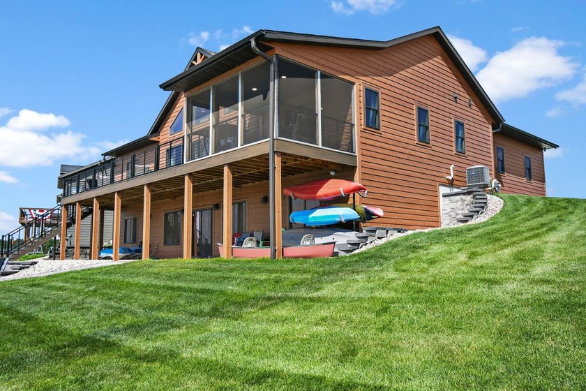 Custom built lake home on Island Lake! Featuring 5 bedrooms, 3 - photo 39