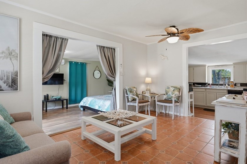Welcome to this charming turn-key short-term rental, freshly - photo 5