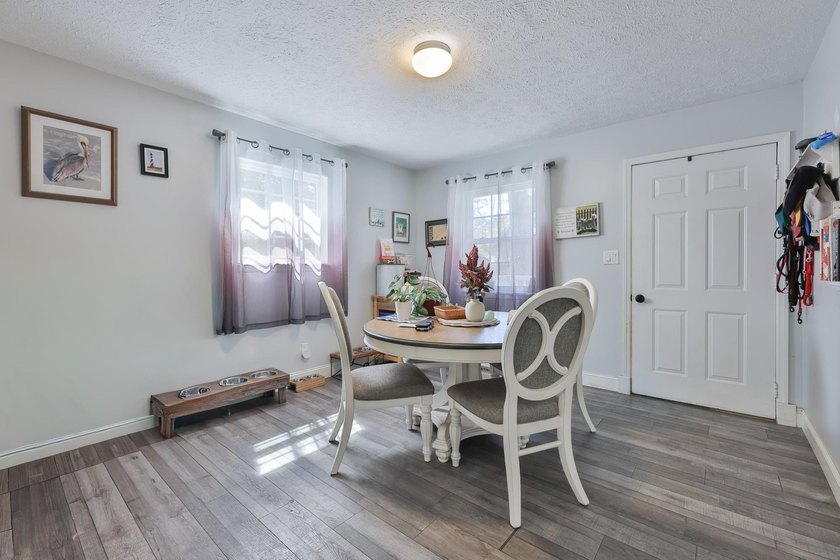 Cute Little River Bungalow, amazing location in close proximity - photo 20