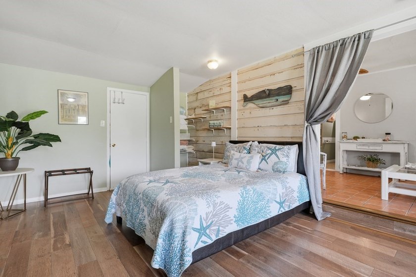 Welcome to this charming turn-key short-term rental, freshly - photo 10