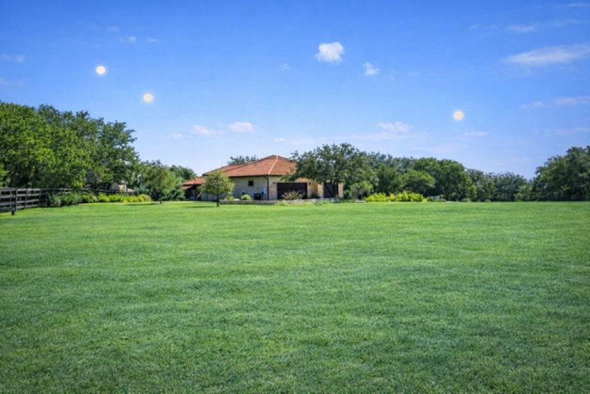 Beautiful homesite in Barton Creek Lakeside. A level building - photo 3