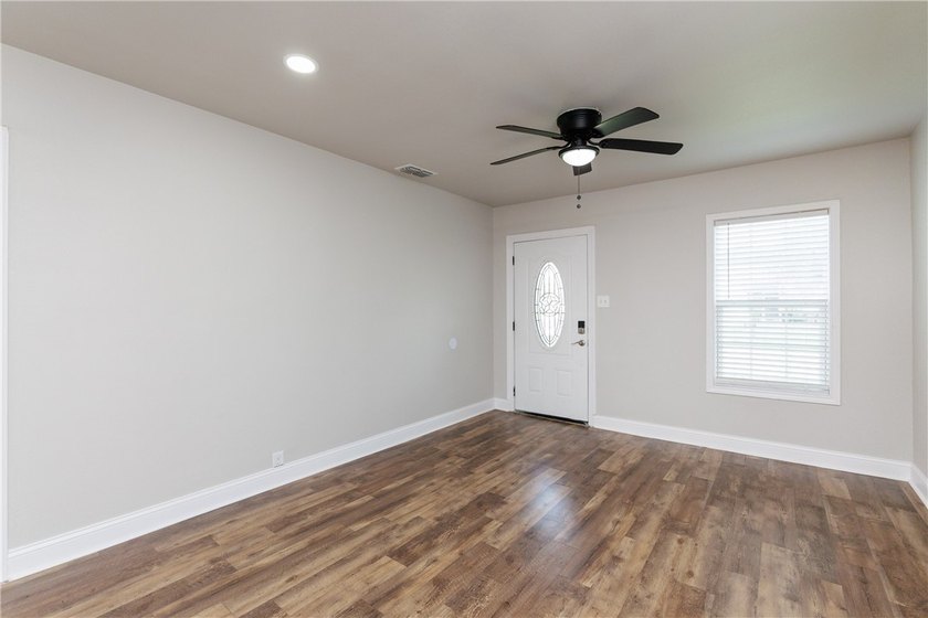 MUST SEE!!!! This charming 3-bedroom, 1-bath home offers comfort - photo 4
