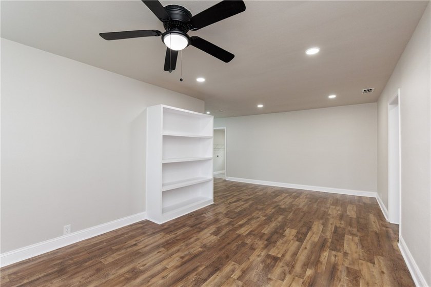 MUST SEE!!!! This charming 3-bedroom, 1-bath home offers comfort - photo 6