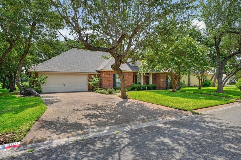 Welcome to your own private sanctuary! Nestled in the highly - photo 2