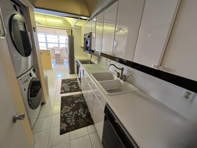 Beautiful direct ocean views from this rarely available &amp; highly - photo 11