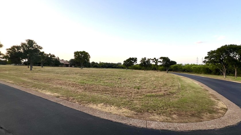 Looking for a rare, nearly one-acre estate-sized lot in - photo 5