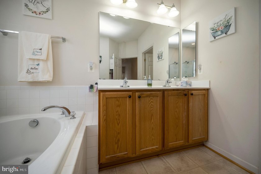 Beautiful 4-bed, 3.5-bath rambler in Hopyard Farm with a - photo 33