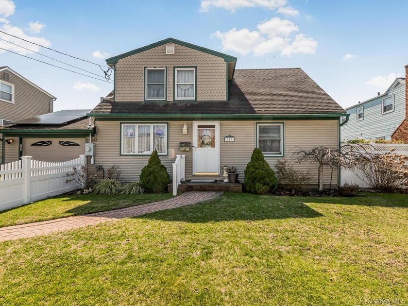 Welcome home to this charming property located in the heart of - photo 2