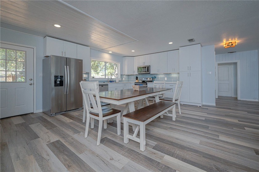 GREAT INVESTMENT OPPORTUNITY &amp; LOCATION! Enjoy this relaxing - photo 26