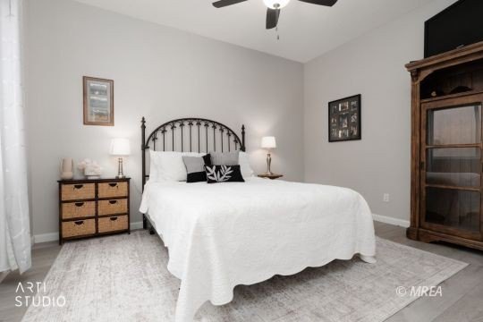 Beautifully furnished &amp; elegantly remodeled 2 bedroom + den - photo 11