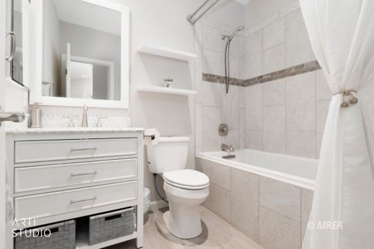 Beautifully furnished &amp; elegantly remodeled 2 bedroom + den - photo 12