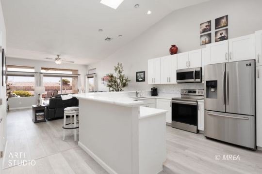 Beautifully furnished &amp; elegantly remodeled 2 bedroom + den - photo 14