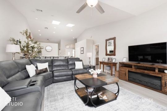 Beautifully furnished &amp; elegantly remodeled 2 bedroom + den - photo 19