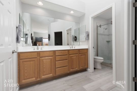 Beautifully furnished &amp; elegantly remodeled 2 bedroom + den - photo 22