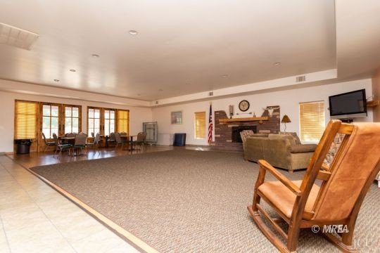Beautifully furnished &amp; elegantly remodeled 2 bedroom + den - photo 33