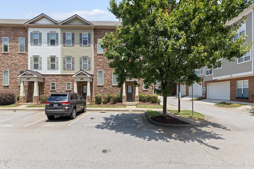 Welcome home to this beautiful, move-in-ready end-unit townhouse - photo 2